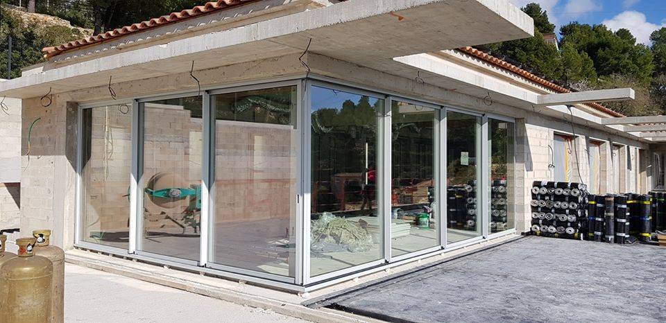 Approvisionnement et Installation d'un Coulissant en Aluminium dans une Villa Moderne à Bando (4)
