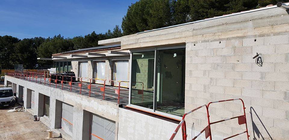 Approvisionnement et Installation d'un Coulissant en Aluminium dans une Villa Moderne à Bandol (1)