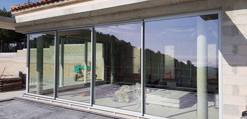 Approvisionnement et Installation d'un Coulissant en Aluminium dans une Villa Moderne à Bando