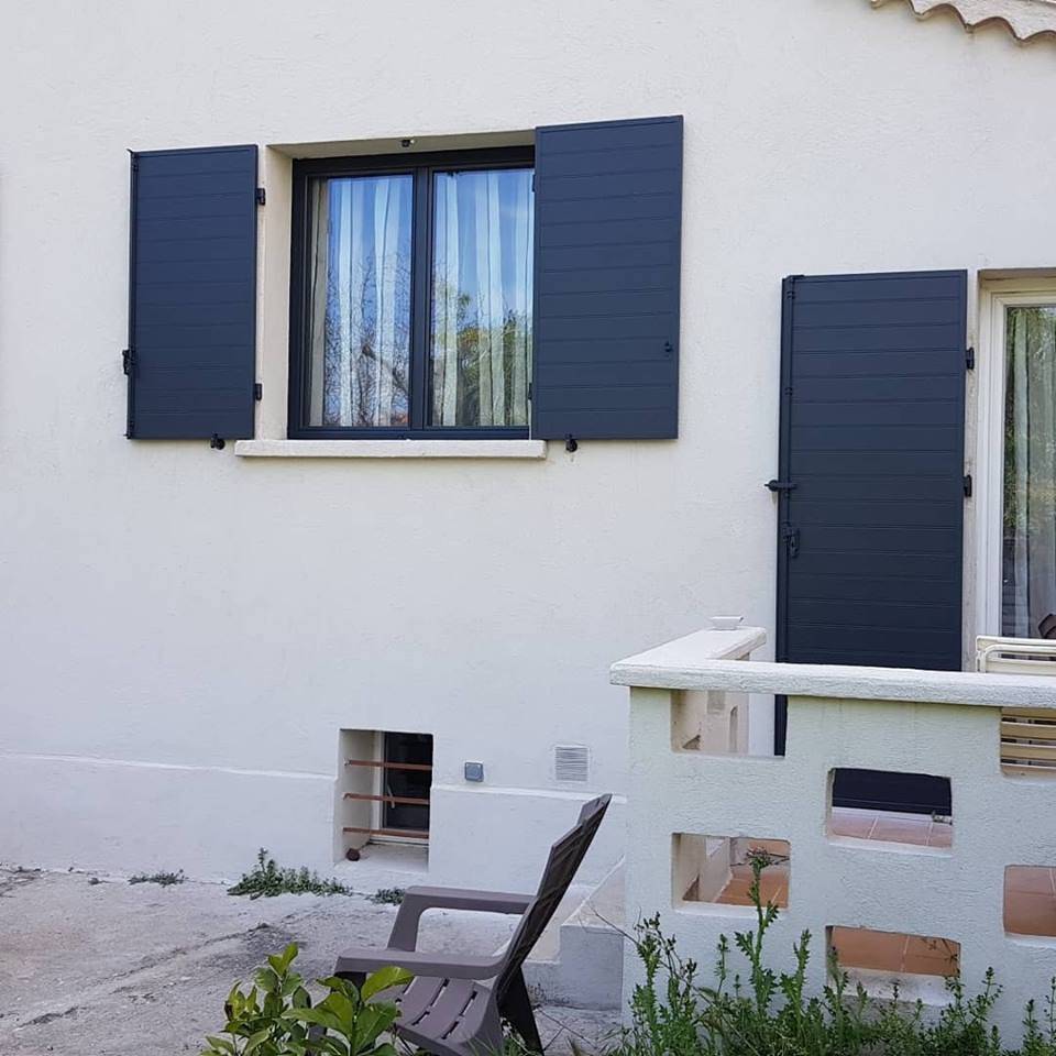 Approvisionnement et Installation de Volets Battants et Fenêtres en Aluminium dans l (4)