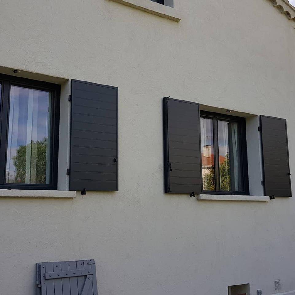 Approvisionnement et Installation de Volets Battants et Fenêtres en Aluminium dans les (1)