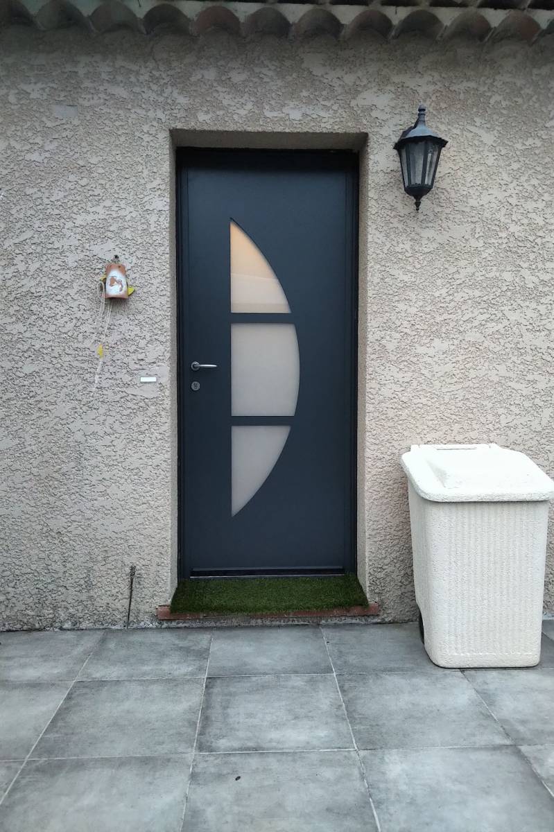 Fourniture et Pose d'une Porte d'Entrée en Aluminium Sur Mesure pour un Particulier à Cadoliv (6)