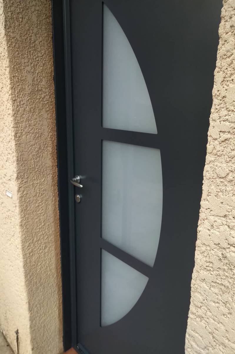 Fourniture et Pose d'une Porte d'Entrée en Aluminium Sur Mesure pour un Particulier à Cadoliv (7)
