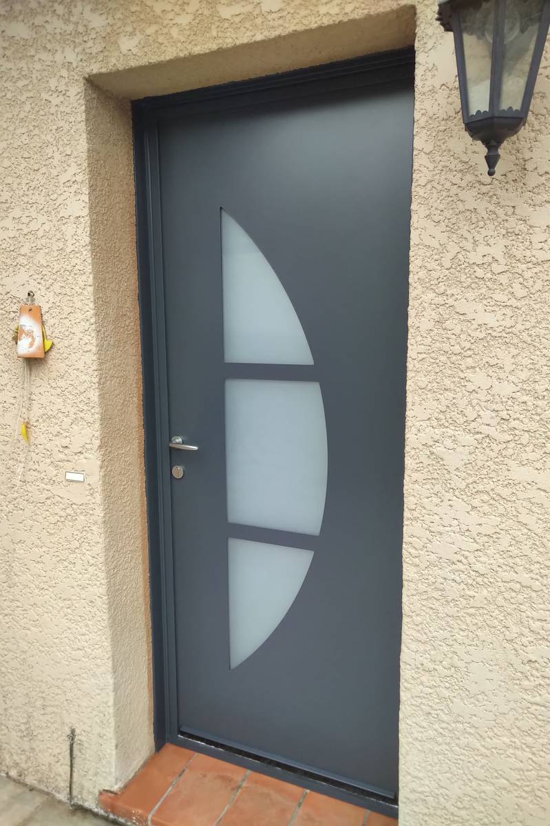 Fourniture et Pose d'une Porte d'Entrée en Aluminium Sur Mesure pour un Particulier à Cadolive (1)