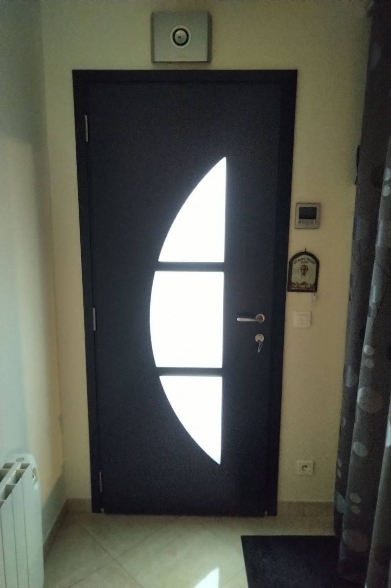 Fourniture et Pose d'une Porte d'Entrée en Aluminium Sur Mesure pour un Particulier à Cadoliv (3)