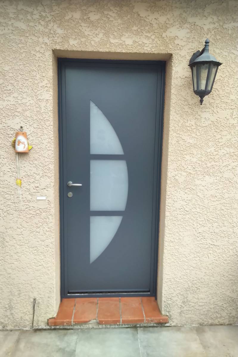Fourniture et Pose d'une Porte d'Entrée en Aluminium Sur Mesure pour un Particulier à Cadoliv (4)
