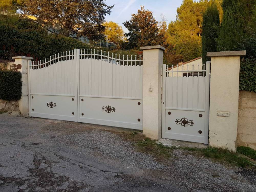 Approvisionnement et Installation de Portails Motorisés Sur Mesure en Alumini (1)