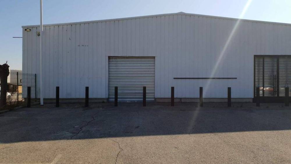 Approvisionnement et Installation d'une Porte Sectionnelle Industrielle pour un Prof