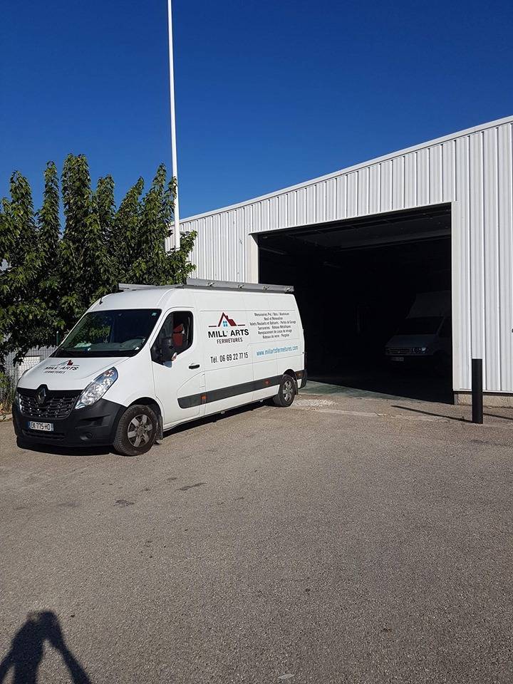 Approvisionnement et Installation d'une Porte Sectionnelle Industrielle pour un Prof (3)