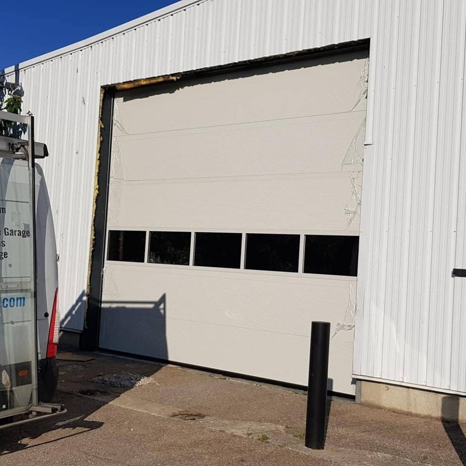 Approvisionnement et Installation d'une Porte Sectionnelle Industrielle pour un Prof (4)