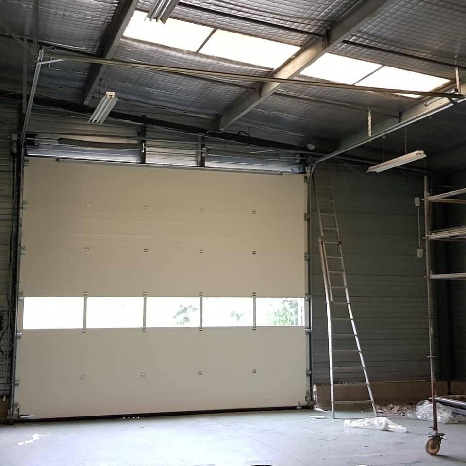 Approvisionnement et Installation d'une Porte Sectionnelle Industrielle pour un Prof (5)