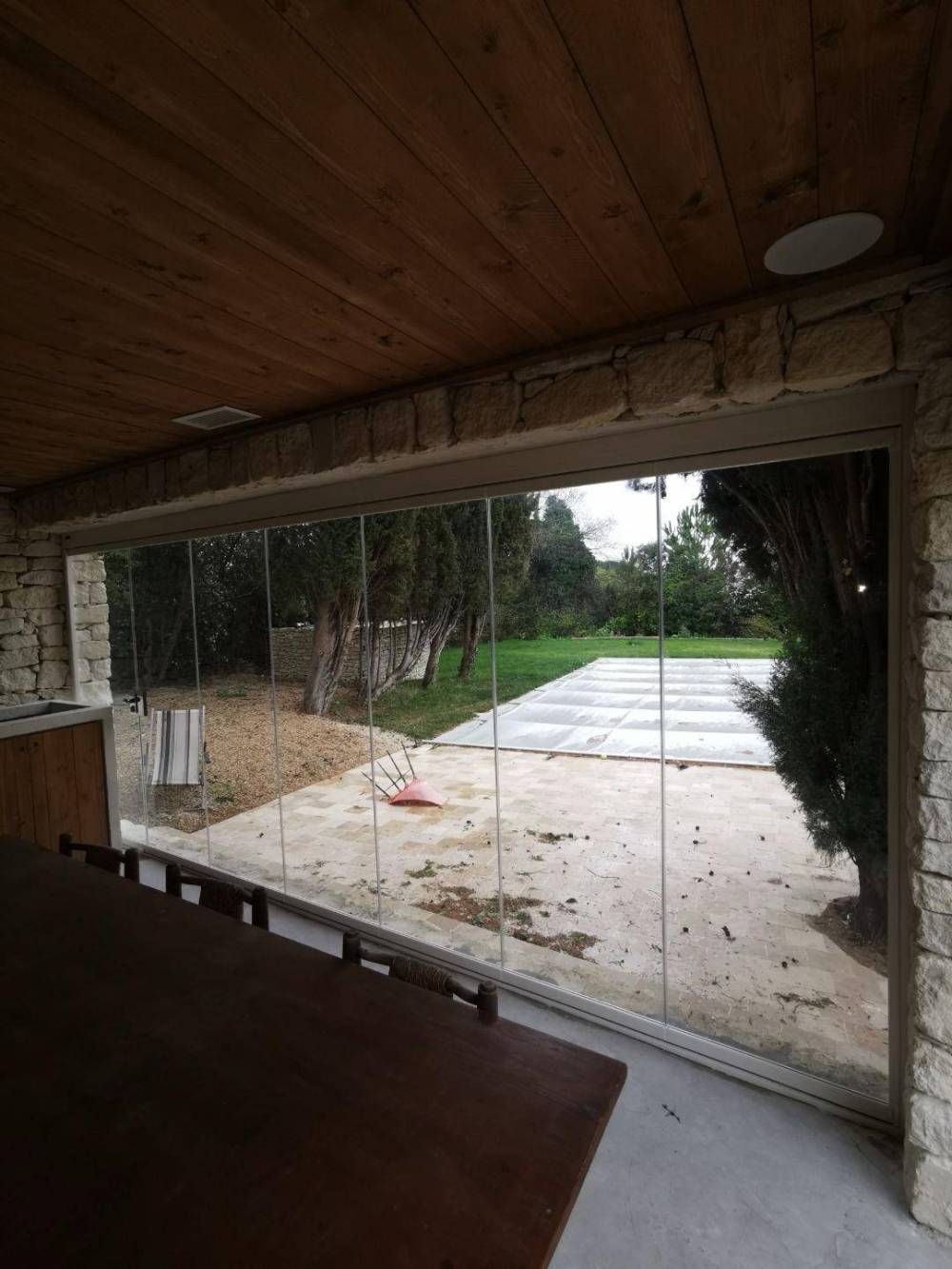 Pose de rideaux de verre pour la fermeture d'un pool house dans les bouches du rhone