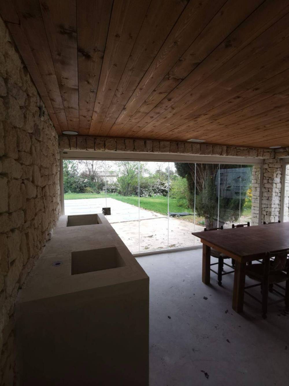Pose de rideaux de verre pour la fermeture d'un pool house dans les bouches du rhone (2)