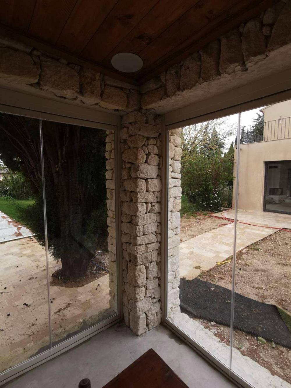 Pose de rideaux de verre pour la fermeture d'un pool house dans les bouches du rhone (3)