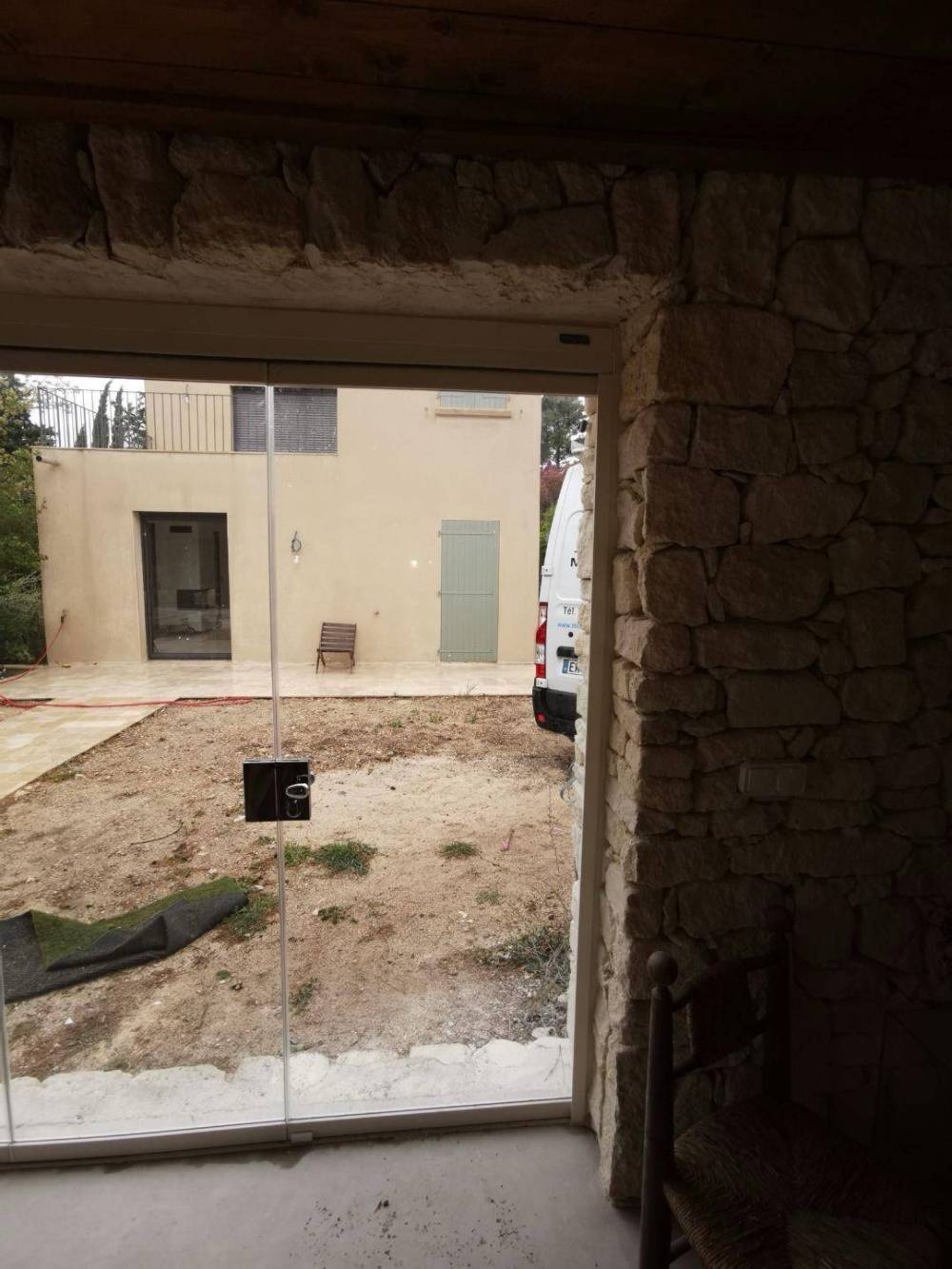 Pose de rideaux de verre pour la fermeture d'un pool house dans les bouches du rhone (4)