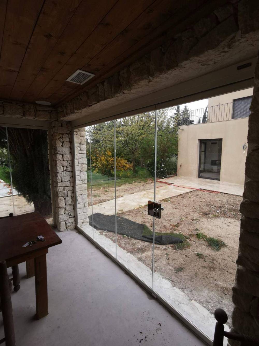 Pose de rideaux de verre pour la fermeture d'un pool house dans les bouches du rhone (5)