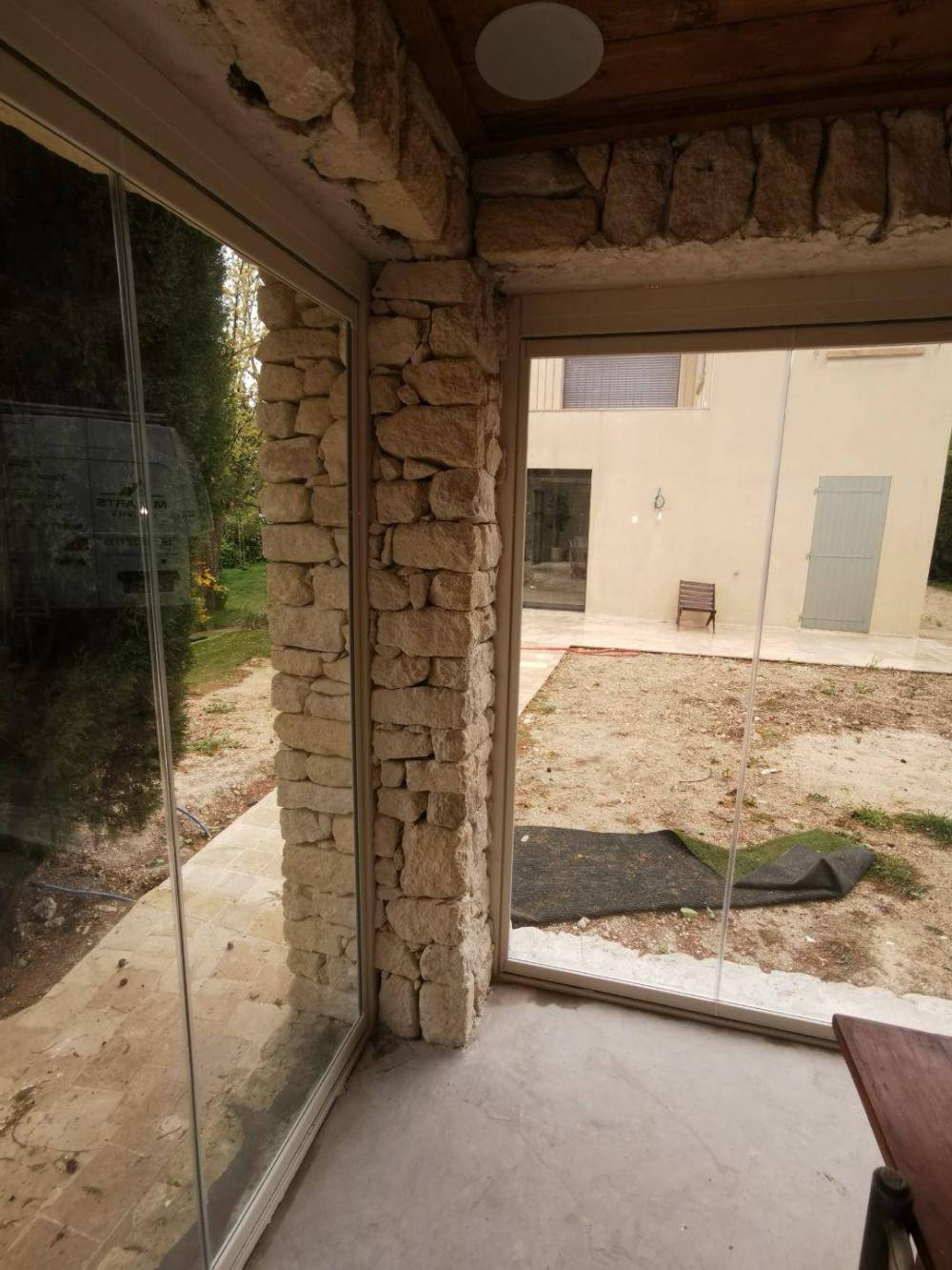 Pose de rideaux de verre pour la fermeture d'un pool house dans les bouches du rhone (9)