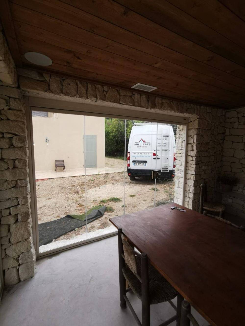 Pose de rideaux de verre pour la fermeture d'un pool house dans les bouches du rhone (10)