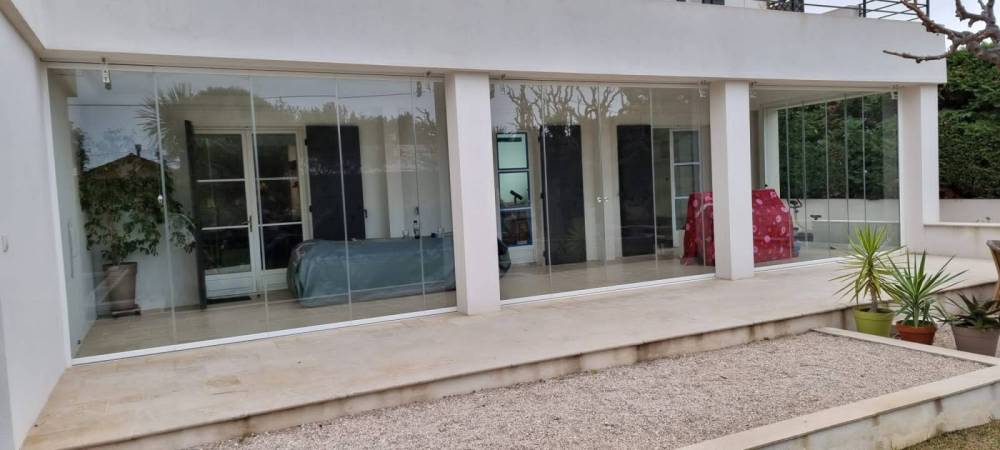 Installation d'un mur de verre sur une terrasse dans les bouches du rhone (2)