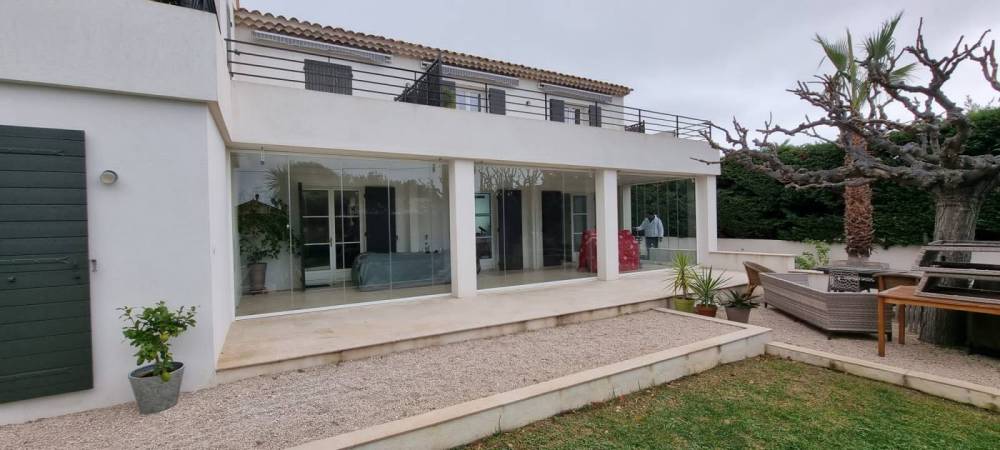 Installation d'un mur de verre sur une terrasse dans les bouches du rhone (3)