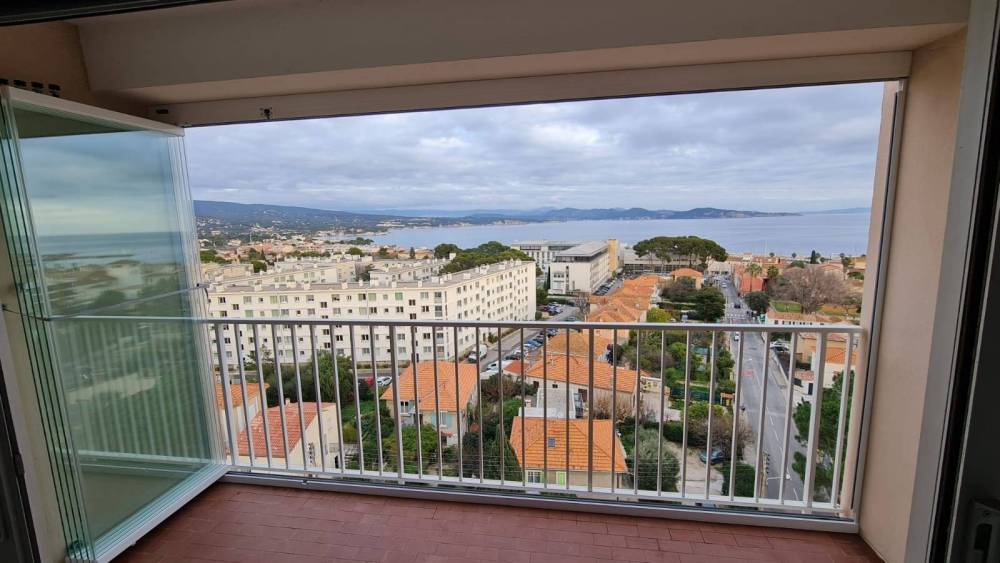 Installation d'un Rideau de Verre Sur Mesure au 9ème Étage sur la Côte