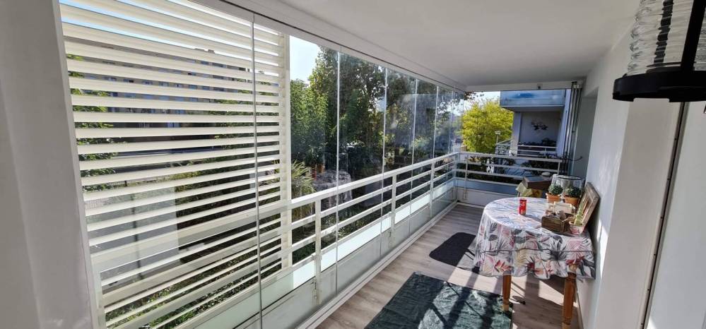 Fermeture d'un Balcon avec un Mur de Verre dans les Bouches-du-Rhône