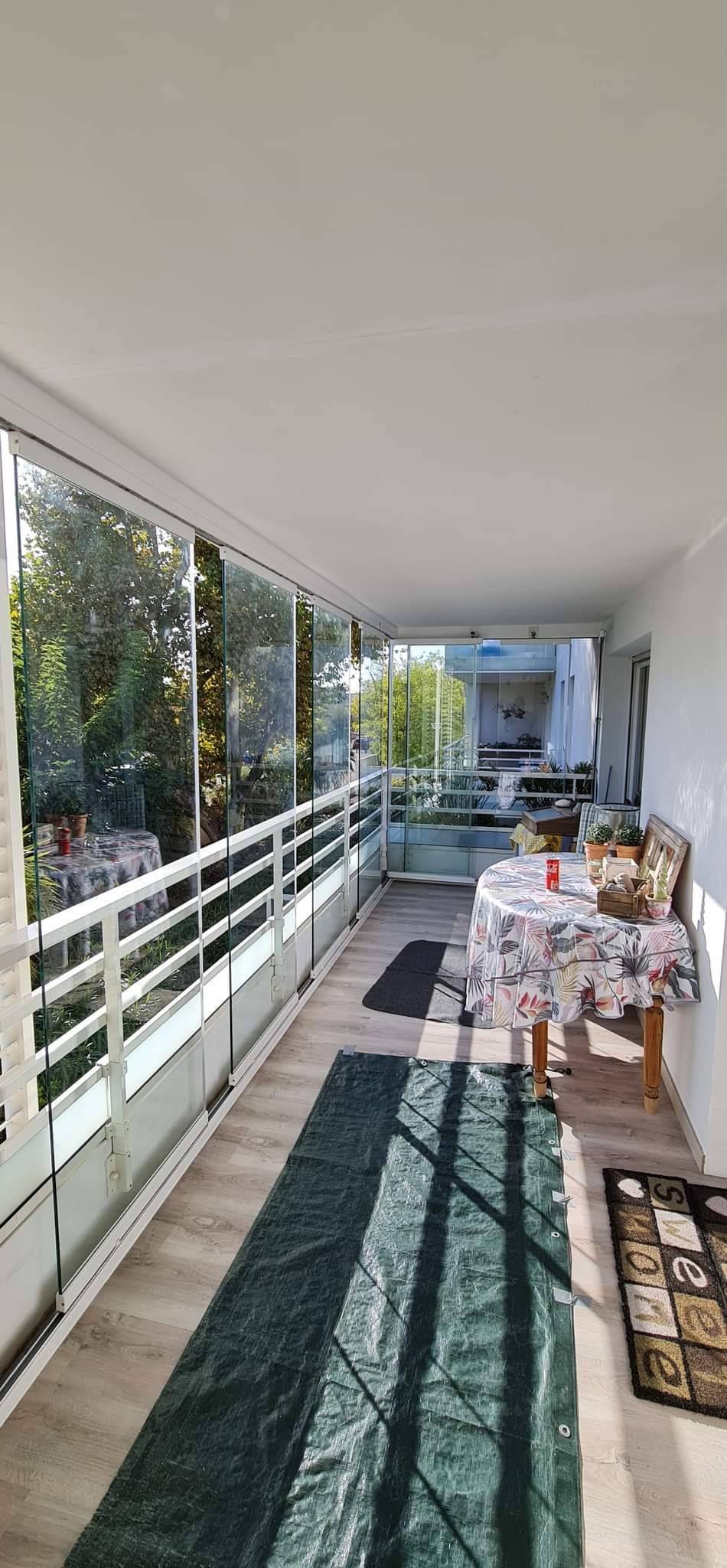 Fermeture d'un Balcon avec un Mur de Verre dans les Bouches-du-Rhône (2)