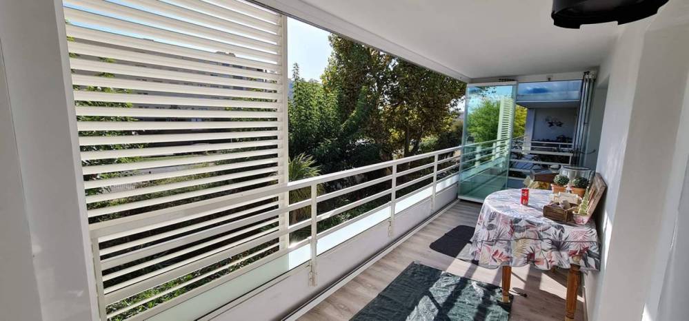 Fermeture d'un Balcon avec un Mur de Verre dans les Bouches-du-Rhône (3)