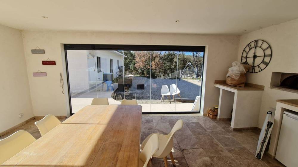 Installation de Mur de Verre dans un Pool House sur la Côte des Bouches-du-Rhône