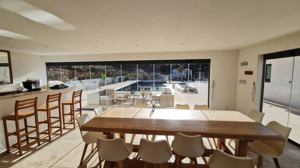 Installation de Mur de Verre dans un Pool House sur la Côte des Bouches-du-Rhône (5)