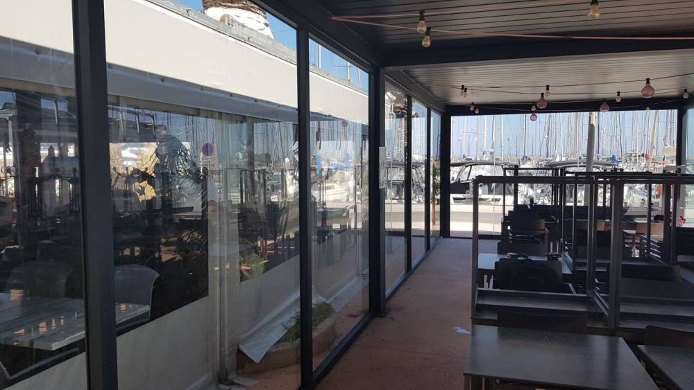 Pose de murs de verres coulissant panormique pour une boulangerie à Hyères sur une perg (8)