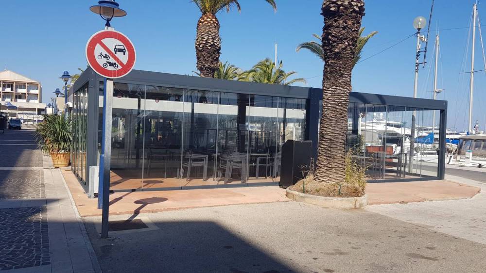 Pose de murs de verres coulissant panormique pour une boulangerie à Hyères sur une perg (7)