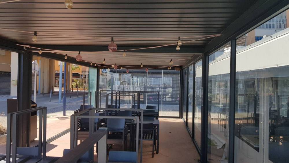 Pose de murs de verres coulissant panormique pour une boulangerie à Hyères sur une perg (6)
