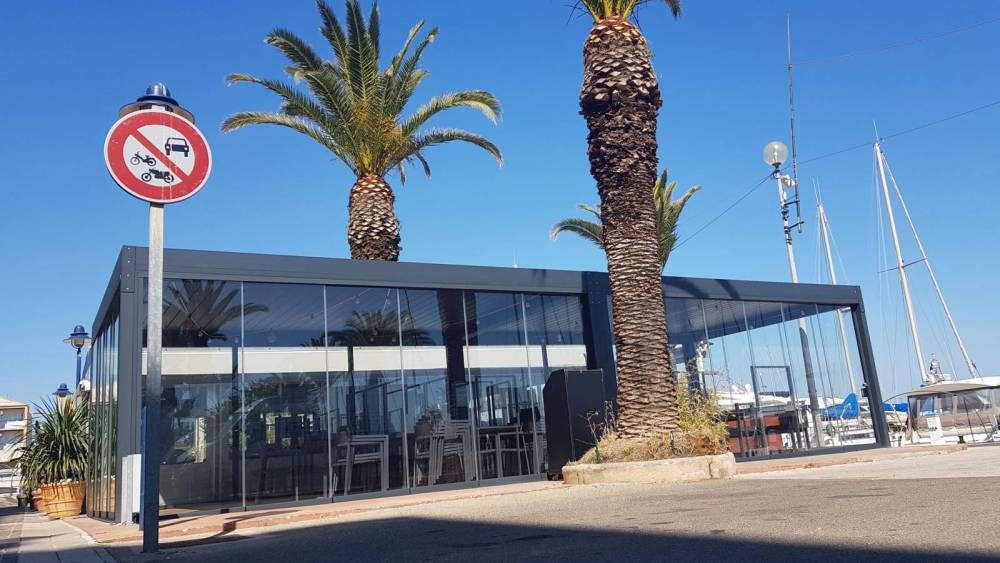 Pose de murs de verres coulissant panormique pour une boulangerie à Hyères sur une perg (5)