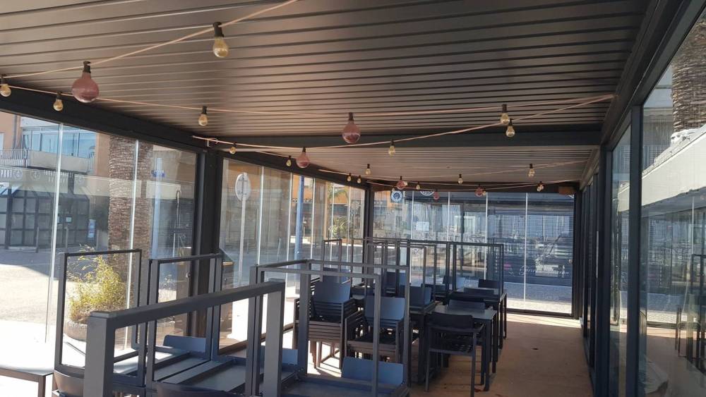 Pose de murs de verres coulissant panormique pour une boulangerie à Hyères sur une perg (4)