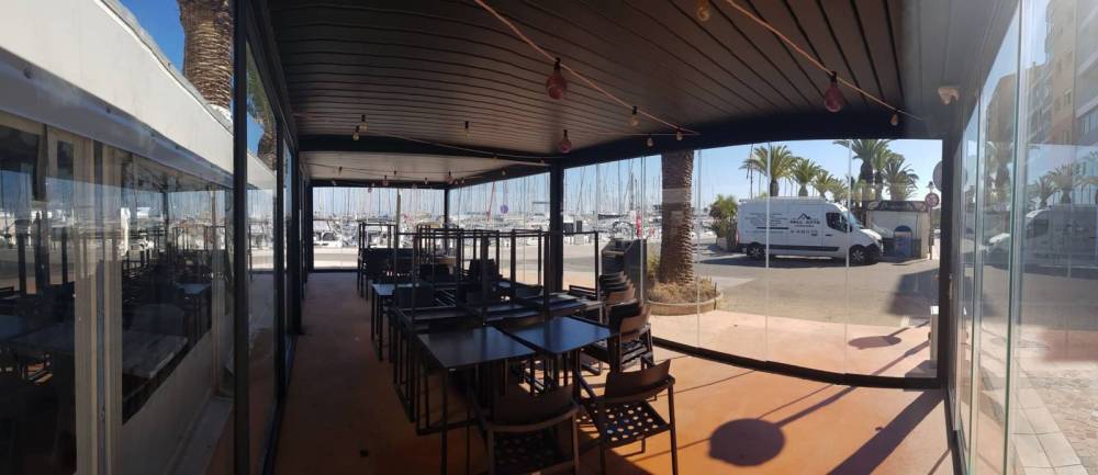 Pose de murs de verres coulissant panormique pour une boulangerie à Hyères sur une perg (3)