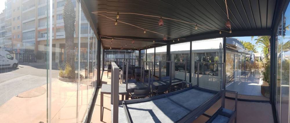 Pose de murs de verres coulissant panormique pour une boulangerie à Hyères sur une perg
