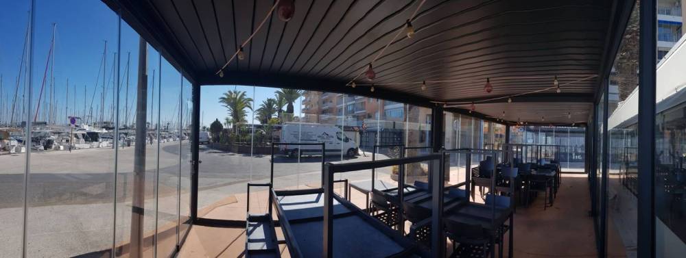 Pose de murs de verres coulissant panormique pour une boulangerie à Hyères sur une pergol (1)