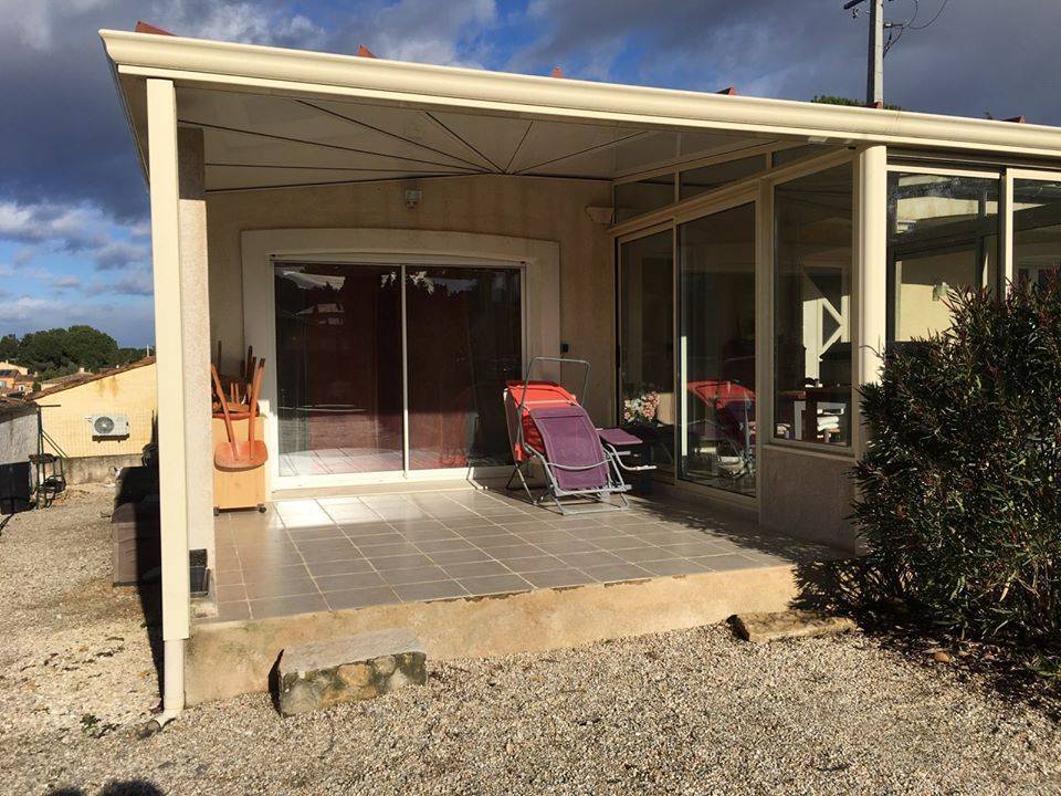 Fabrication et pose d'un mur de verre pour la fermeture d'une terrasse dans une villa
