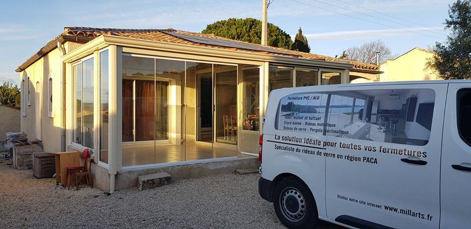 Fabrication et pose d'un mur de verre pour la fermeture d'une terrasse dans une villa (4)
