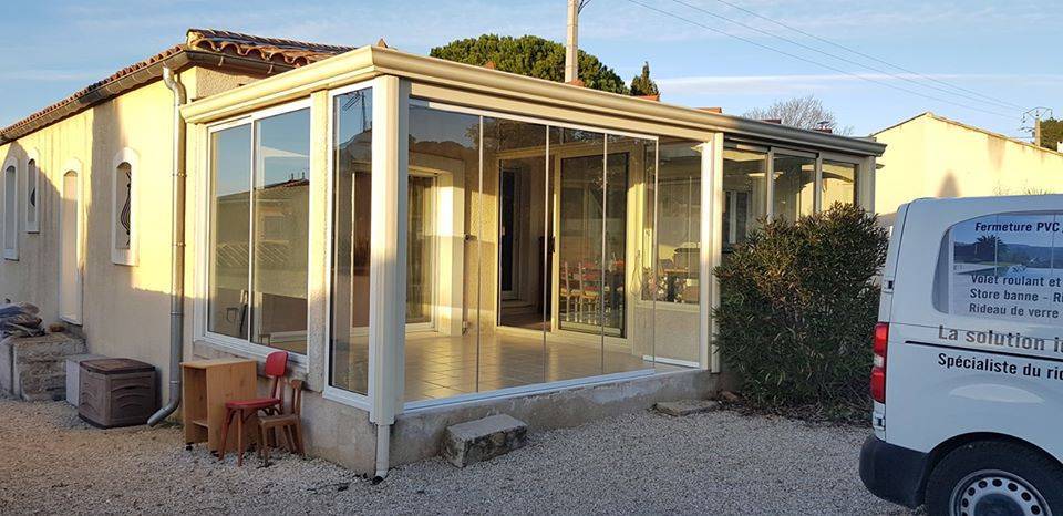 Fabrication et pose d'un mur de verre pour la fermeture d'une terrasse dans une villa (1)