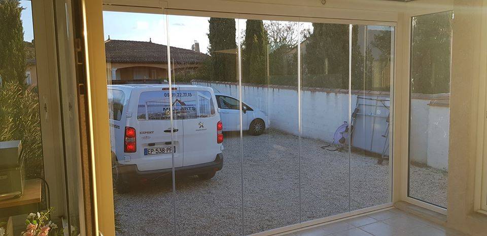 Fabrication et pose d'un mur de verre pour la fermeture d'une terrasse dans une villa (2)