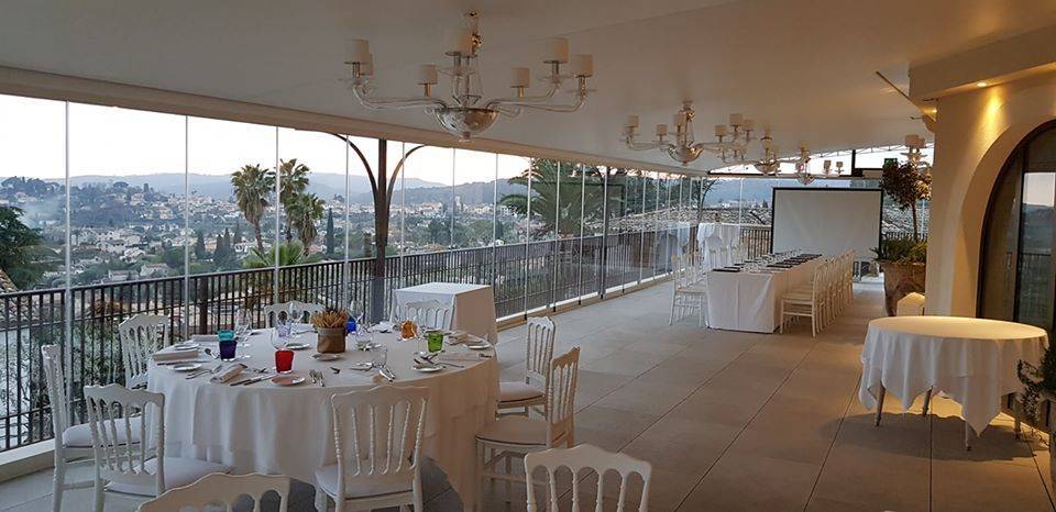 Pose d'une fermeture en en verre pour un très grand restaurant luxueux à La Colle sur Loup (1)