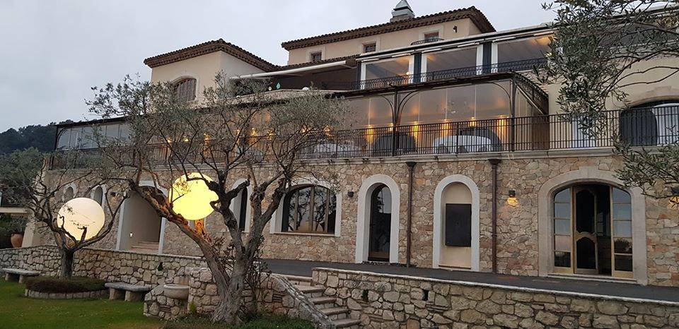 Pose d'une fermeture en en verre pour un très grand restaurant luxueux à La Colle sur Loup (2)