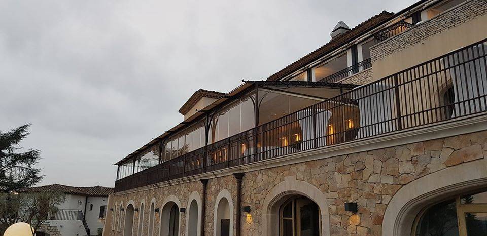 Pose d'une fermeture en en verre pour un très grand restaurant luxueux à La Colle sur Loup (4)