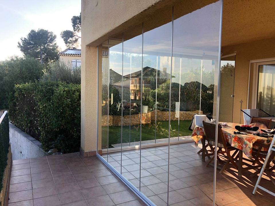 Fermer une terrasse couverte avec des vitres pour réduire son exposition au vent à la Ciotat (1 (6)
