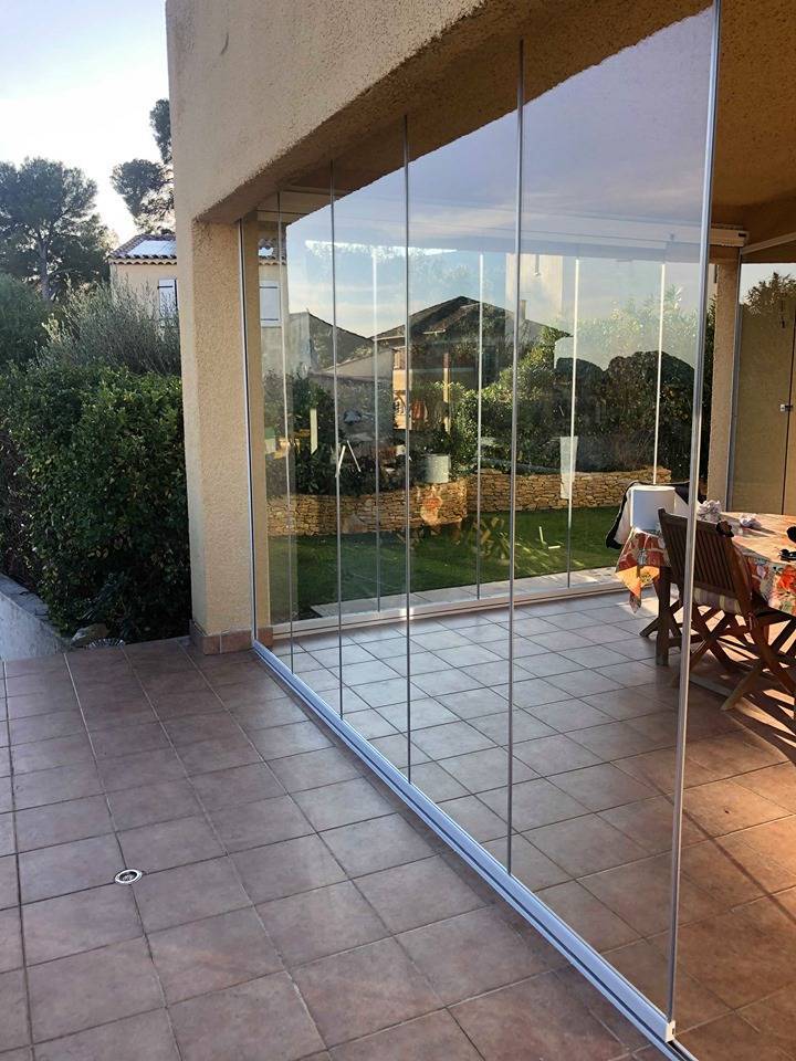 Fermer une terrasse couverte avec des vitres pour réduire son exposition au vent à la Ciotat (1)
