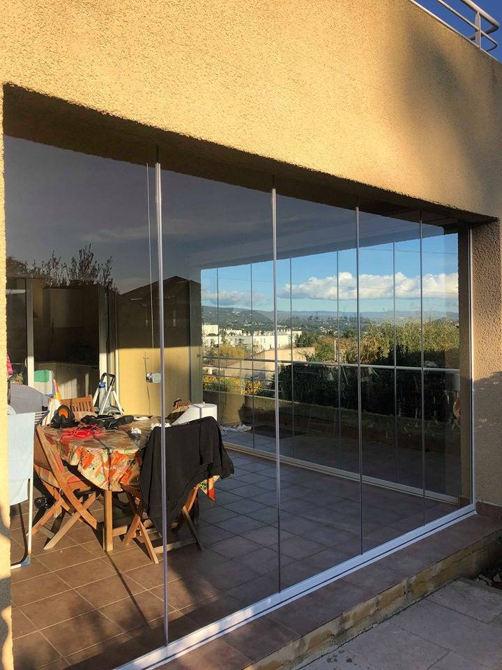 Fermer une terrasse couverte avec des vitres pour réduire son exposition au vent à la Ciotat (1 (4)