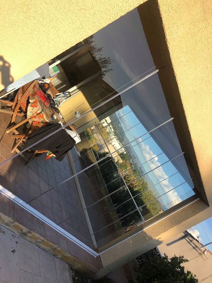 Fermer une terrasse couverte avec des vitres pour réduire son exposition au vent à la Ciotat (1 (5)