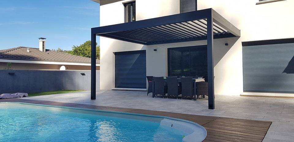 Pose d'une pergola bioclimatique au bord d'une piscine exposée au soleil à Allauch (2)